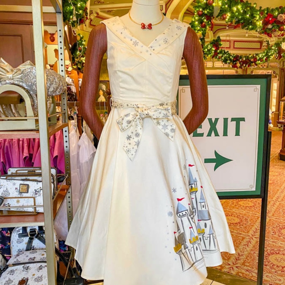 Disney Cream Midi Dress Size 2xl with Winter wonderland Castle Print
